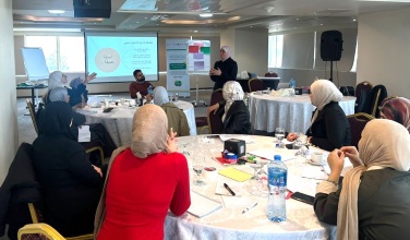 تدريب متخصص لجذور يمكّن الفرق الميدانية من تقديم الدعم النفسي لليافعين في منازلهم