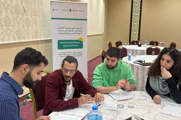 تعزيز الدعم النفسي: تدريب مستشاري الخط الصحي المساعد