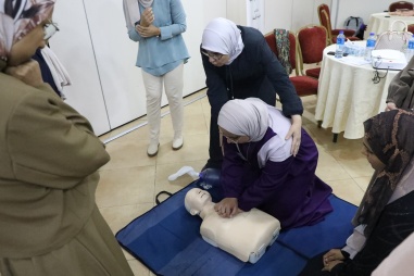 تدريب عن الدعم الحيوي المتقدم للحالات الطارئة أثناء الولادة ومساعدة حديثي الولادة على التنفس