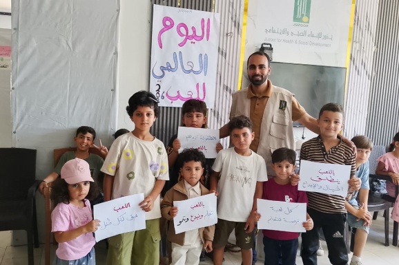 مؤسسة جذور ترسم البسمة على وجوه الأطفال بأنشطة ترفيهية وداعمة للصحة النفسية